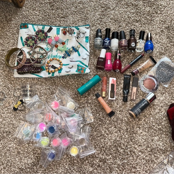 Assorted Women's Accessories Set - Picture 2 of 8